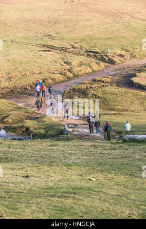 Un groupe de marcheurs sur Tor, désignée comme une zone de beauté naturelle exceptionnelle sur Bodmin Moor en Cornouailles. Banque D'Images