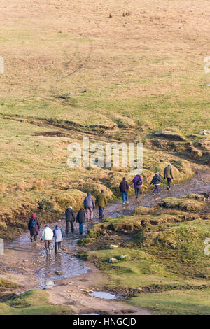 Un groupe de marcheurs sur Tor, désignée comme une zone de beauté naturelle exceptionnelle sur Bodmin Moor en Cornouailles. Banque D'Images