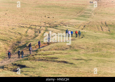 Un groupe de marcheurs sur Tor, désignée comme une zone de beauté naturelle exceptionnelle sur Bodmin Moor en Cornouailles. Banque D'Images