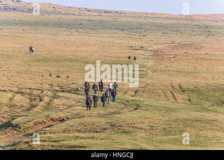 Un groupe de marcheurs sur Tor, désignée comme une zone de beauté naturelle exceptionnelle sur Bodmin Moor en Cornouailles. Banque D'Images