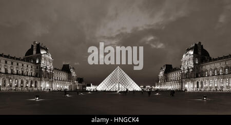 PARIS, FRANCE - Le 13 mai : Louvre vue rapprochée le 13 mai 2015 à Paris. Avec plus de 60 000 m² d'espace d'exposition, le Louvre est le plus grand musée de Paris. Banque D'Images