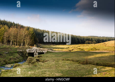 Un petit granit pont sur une petite rivière sur Tor, désignée comme une zone de beauté naturelle exceptionnelle sur Bodmin Moor en Cornouailles. Banque D'Images