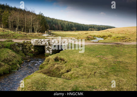 Un petit granit pont sur une petite rivière sur Tor, désignée comme une zone de beauté naturelle exceptionnelle sur Bodmin Moor en Cornouailles. Banque D'Images