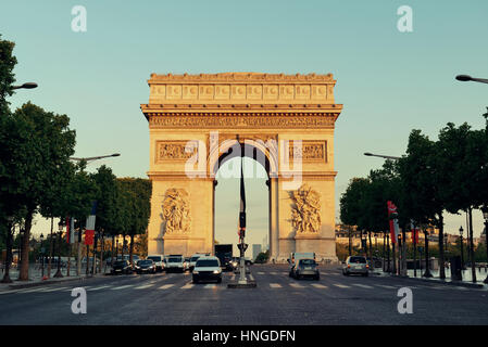 PARIS, FRANCE - 13 mai : l'Arc de Triomphe et la rue le 13 mai 2015 à Paris. Avec la population de 2M, Paris est la capitale et la plus populeuse ci Banque D'Images