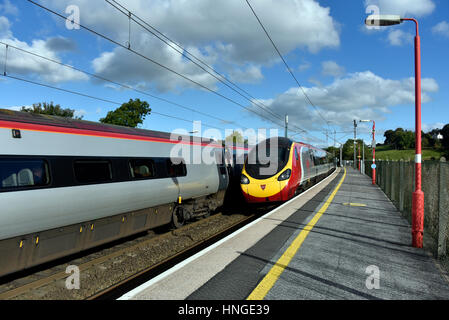 Virgin Trains Pendolino Classe 390 à Oxenholme, Cumbria, Angleterre, Royaume-Uni, Europe. Banque D'Images