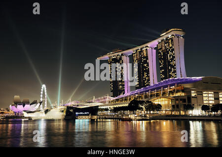 Singapour - 5 AVR : Marina Bay Sands Hotel spectacle de lumière dans la nuit le 5 avril 2014 à Singapour. C'est le bâtiment le plus cher au monde avec coût de US Banque D'Images