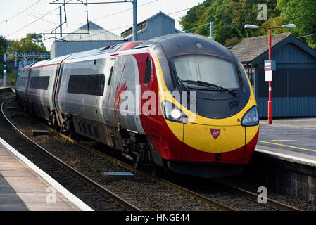 Virgin Trains Pendolino classe 390 390 121 rêve 'Virgin' à Oxenholme, Cumbria, Angleterre, Royaume-Uni, Europe. Banque D'Images