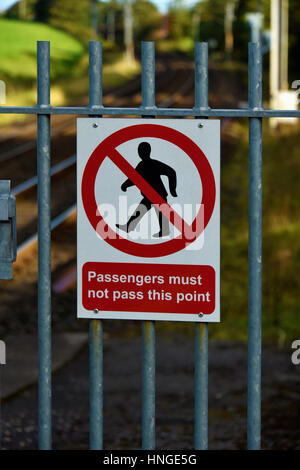 Avis d'alerte sur gate, 'Les passagers ne doivent pas adopter ce point'. La gare ferroviaire de Oxenholme, Cumbria, Angleterre, Royaume-Uni, Europe. Banque D'Images
