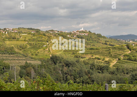 Paysage méditerranéen avec Smartno rural village médiéval et vignobles. Région sdrb dans l'ouest de la Slovénie. Banque D'Images