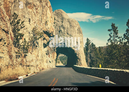 Tons couleur rétro rock pittoresque tunnel dans le Dakota du Sud, USA. Banque D'Images