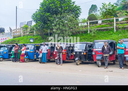 BANDARAWELA, SRI LANKA - 30 NOVEMBRE 2016 : La ligne de taxi tuk-tuk à l'entrée du centre de la ville, le 30 novembre en Bandarawela Banque D'Images