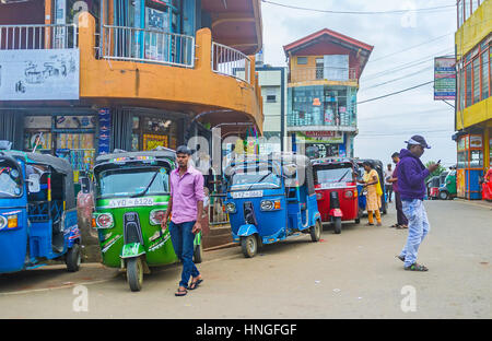 HAPUTALE, SRI LANKA - 30 NOVEMBRE 2016 : Le tuk-tuk dans les rues étroites de la ville et est le plus extrême de l'expérience au Sri Lanka, en Haputale sur Banque D'Images