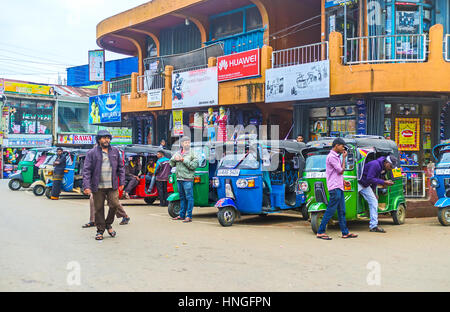 HAPUTALE, SRI LANKA - 30 NOVEMBRE 2016 : Tuk-tuk est le plus populaire que de transport utilisé le plus souvent en tant que taxi, le 30 novembre à Haputale Banque D'Images