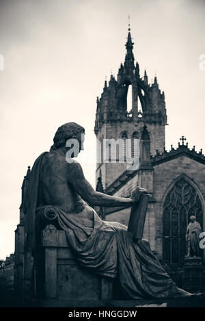 La cathédrale St Giles' avec David Hume comme la célèbre statue d'Édimbourg. United Kingdom. Banque D'Images