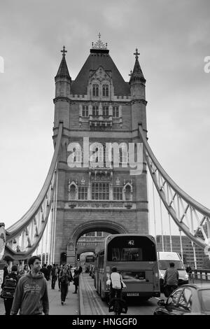 Londres, UK - OCT 25 : Tower Bridge auprès des touristes et de la circulation le 25 septembre 2013 à Londres, au Royaume-Uni. C'est l'une des architectures emblématiques de Londres et o Banque D'Images