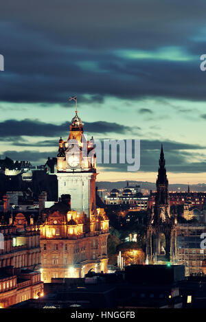 Vue nocturne de la ville d'Edimbourg au Royaume-Uni. Banque D'Images