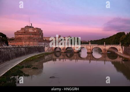Castel Sant'Angelo en Italie Rome et pont sur le Tibre Banque D'Images