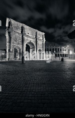 Arc de Constantin et le Colisée de nuit à Rome, Italie. Banque D'Images