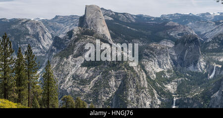 Demi dôme domine le paysage à Yosemite National Park dans cette vue panoramique du glacier point Banque D'Images