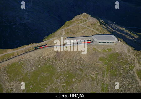 Vue aérienne, Yr Wyddfa, station Snowdon Summit, Banque D'Images