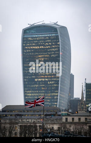 L'Union jack sur le HMS Belfast vole en face de Fenchurch Street 20, l'immeuble connu sous le nom de Walkie Talkie, dans la ville de Londres Banque D'Images