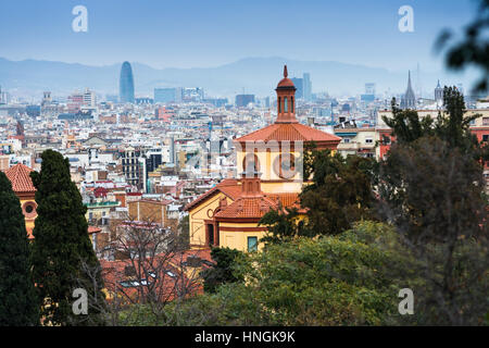 Vue sur les toits de la ville du Musée des Arts sur la montagne de Montjuich. La Catalogne, Espagne. L'Europe Banque D'Images