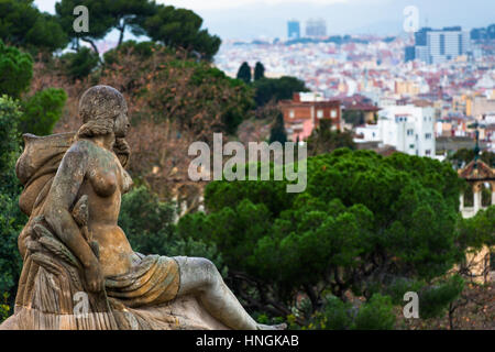 Vue sur les toits de la ville du Musée des Arts sur la montagne de Montjuich. La Catalogne, Espagne. L'Europe Banque D'Images