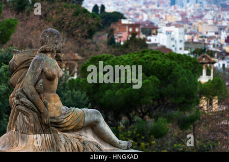 Vue sur les toits de la ville du Musée des Arts sur la montagne de Montjuich. La Catalogne, Espagne. L'Europe Banque D'Images