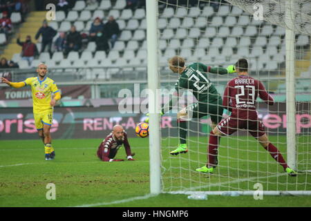 Turin, Italie. 12 Février, 2017. Ahmad Benali (Pescara) a reçu au cours de la série d'un match de football entre Torino Fc et Pescara Calcio. Torino gagne 5-3 sur Pescara. Credit : Massimiliano Ferraro/Pacific Press/Alamy Live News Banque D'Images