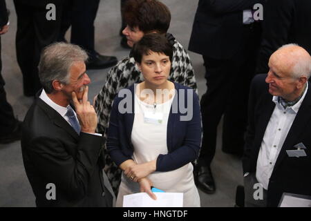 Berlin, Allemagne. 12 février 2017. Frauke Petry, l'AFD au cours de la 16e Assemblée fédérale en 2017 dans le bâtiment du Reichstag. L'Assemblée fédérale se compose de tous les 630 membres du Bundestag ainsi que d'autres 630 membres qui sont délégués par les parlements des pays. Le président du Bundestag Norbert Lammert Le professeur appelle l'Assemblée fédérale et conduit la réunion. L'élection du Président Fédéral a lieu dans le bâtiment du Reichstag à Berlin. Credit : PACIFIC PRESS/Alamy Live News Banque D'Images