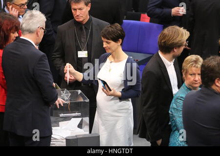 Berlin, Allemagne. 12 février 2017. Sur le 16ème Assemblée fédérale en 2017 dans le bâtiment du Reichstag à Berlin l'Assemblée fédérale se compose de tous les 630 membres du Bundestag ainsi que d'autres 630 membres qui sont délégués par les parlements des pays. Le président du Bundestag Norbert Lammert Le professeur appelle l'Assemblée fédérale et conduit la réunion. L'élection du Président Fédéral a lieu dans le bâtiment du Reichstag à Berlin. Credit : PACIFIC PRESS/Alamy Live News Banque D'Images