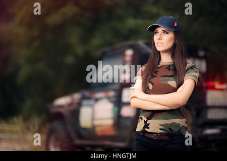 La pilote en tenue de l'Armée de terre à côté d'un véhicule hors route Banque D'Images