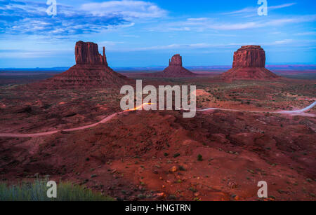 Vue sur les vallées du Monument au coucher du soleil,Arizona,USA. Banque D'Images