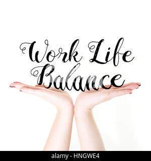 Mains tenant les mots Work Life Balance sur un fond blanc Banque D'Images