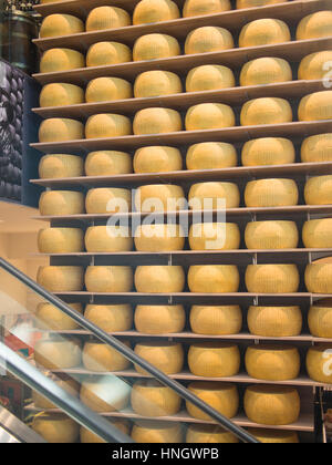 Plusieurs blocs de parmesan original parmigiano reggiano en exposition dans la boutique alimentaire dans le centre de Parme, Italie Banque D'Images