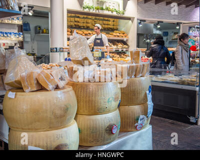 Plusieurs blocs de parmesan original parmigiano reggiano en exposition dans la boutique alimentaire dans le centre de Parme, Italie Banque D'Images