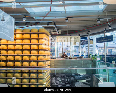 Plusieurs blocs de parmesan original parmigiano reggiano en exposition dans la boutique alimentaire dans le centre de Parme, Italie Banque D'Images