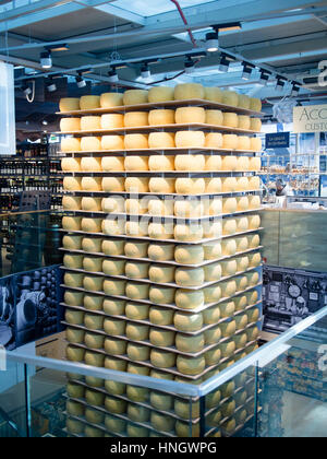 Plusieurs blocs de parmesan original parmigiano reggiano en exposition dans la boutique alimentaire dans le centre de Parme, Italie Banque D'Images
