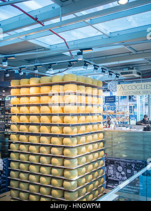 Plusieurs blocs de parmesan original parmigiano reggiano en exposition dans la boutique alimentaire dans le centre de Parme, Italie Banque D'Images