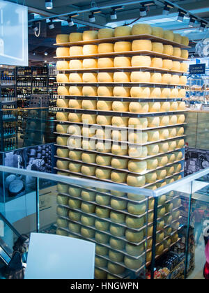 Plusieurs blocs de parmesan original parmigiano reggiano en exposition dans la boutique alimentaire dans le centre de Parme, Italie Banque D'Images