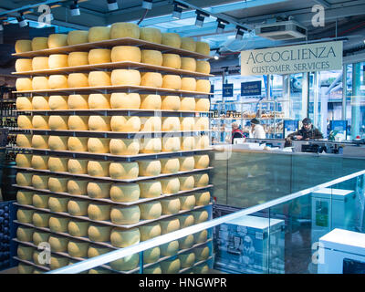 Plusieurs blocs de parmesan original parmigiano reggiano en exposition dans la boutique alimentaire dans le centre de Parme, Italie Banque D'Images