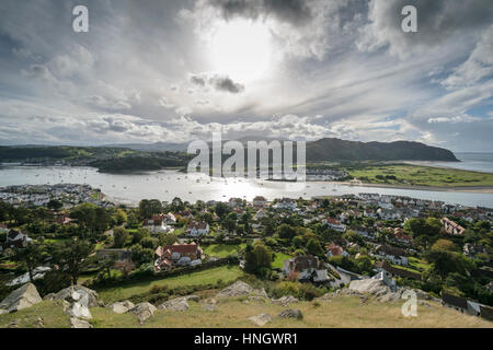 Vue de Deganwy Castle à la recherche sur l'estuaire de Conwy Banque D'Images