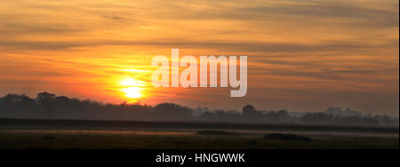 Coucher du soleil sur les terres agricoles, Gloucestershire, Angleterre, Royaume-Uni. Banque D'Images