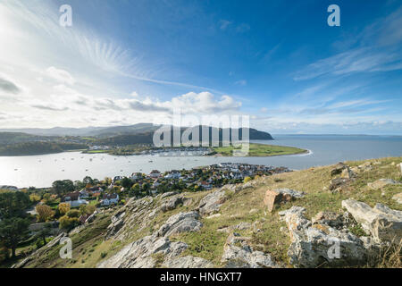 Vue de Deganwy Castle à la recherche sur l'estuaire de Conwy Banque D'Images