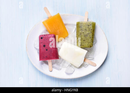 Les sucettes glacées, glace de fruits sur plaque, vue d'en haut Banque D'Images
