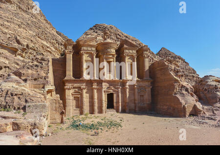 Annonce Deir, le monastère du Temple de Pétra, en Jordanie. Petra a conduit à sa désignation comme site du patrimoine mondial de l'UNESCO. Banque D'Images