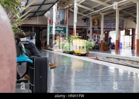 Chiang Mai, Thaïlande - Juillet 24, 2016 : woman with map assis sur une chaise à côté de chemin de fer à la gare de Chiang Mai Banque D'Images