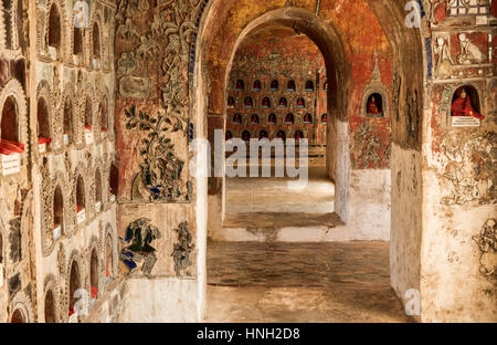 Détail dans le monastère Shwe Yan Pyay avec icônes bouddhistes et survécu à la création d'un des murs de l'environnement bouddhiste remarquable Banque D'Images