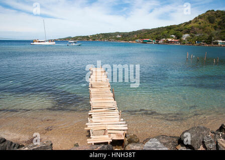 Le point de vue de l'embarcadère en bois dans la région de Coxen Hole town sur l'île de Roatan (Honduras). Banque D'Images