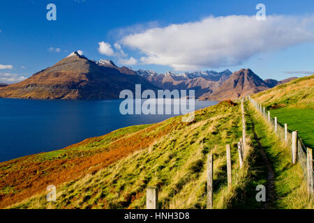 Chemin menant à des pupilles, enneigés des montagnes Cullin sur l'île de Skye en Écosse. Surplombant le Loch Scavaig sous le soleil d'automne (automne) 24. Depuis Elgol Banque D'Images